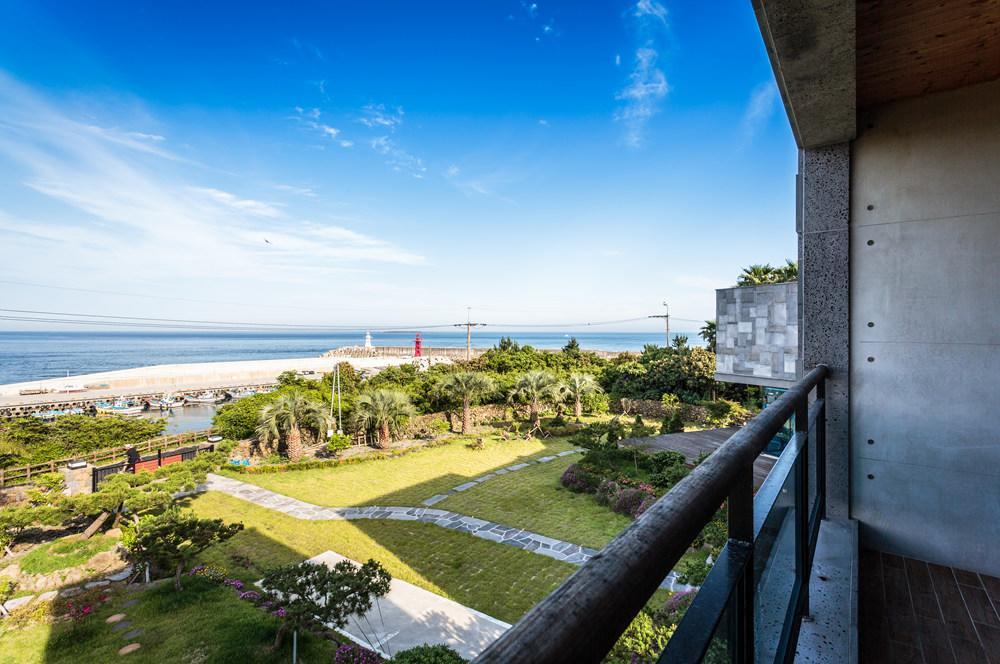 Cobeach Familiar Pension Seogwipo Exterior photo